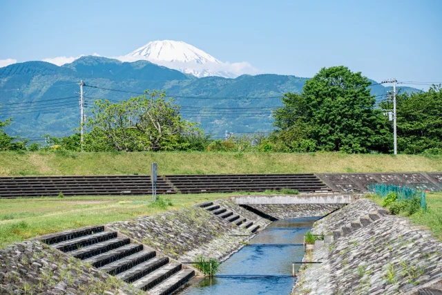 神奈川県開成町の酒匂川と富士